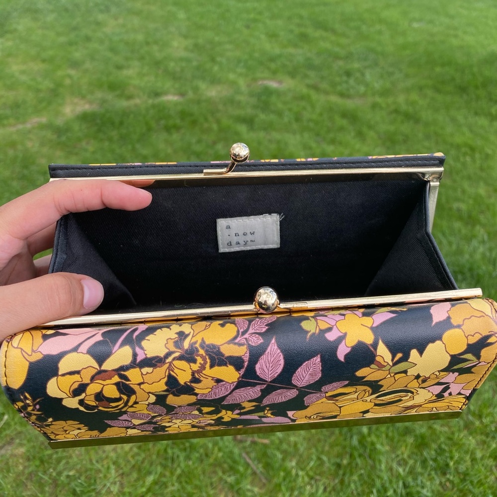 Target Wallet - Picture 2 of 4